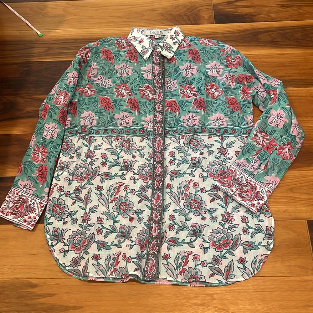 NWOT! Bella Tu Fiona Floral Button up Cotton Shirt in greens, red, pink & white